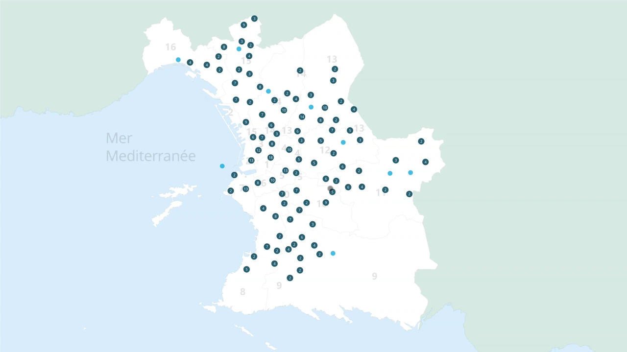 Carte de Marseille avec les écoles représentées par des points dans l’application.