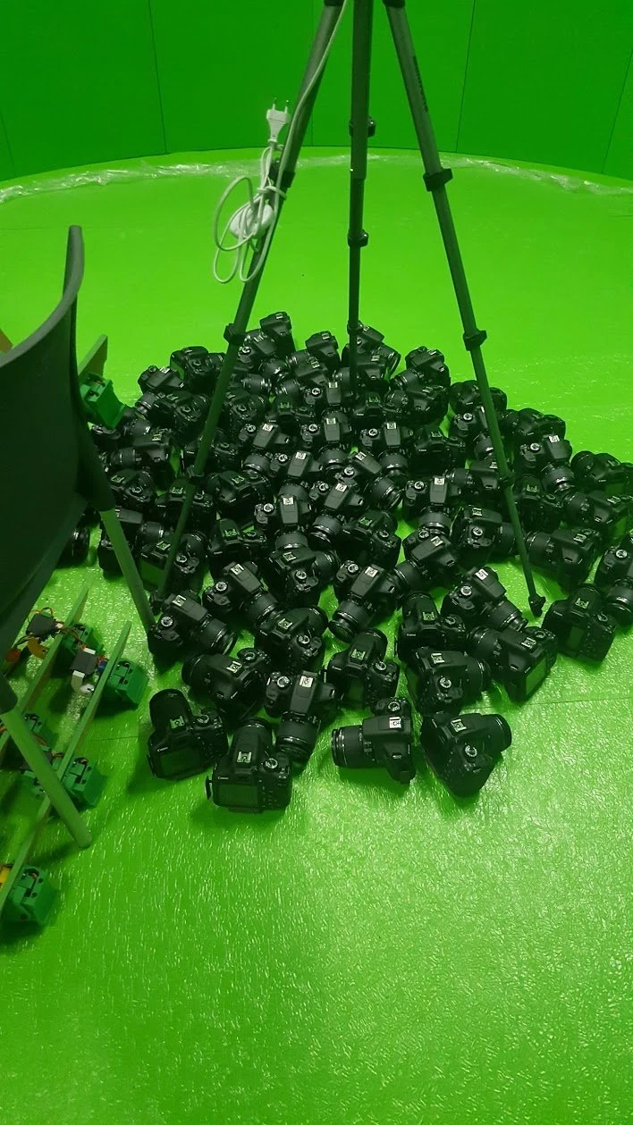 Nombreux appareils noirs fixés sur une structure à fond vert
