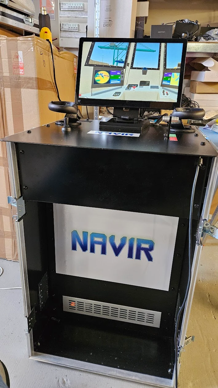 Flycase noir NAVIR dressé, avec un écran au-dessus de la façade au logo NAVIR