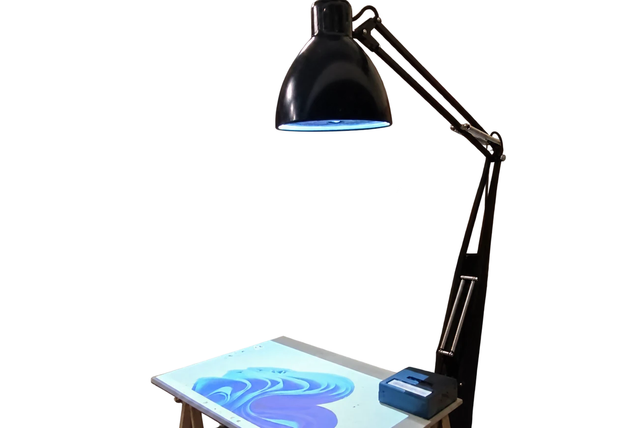 Lampe interactive EY, table de projection et boîtier détourés sur fond noir