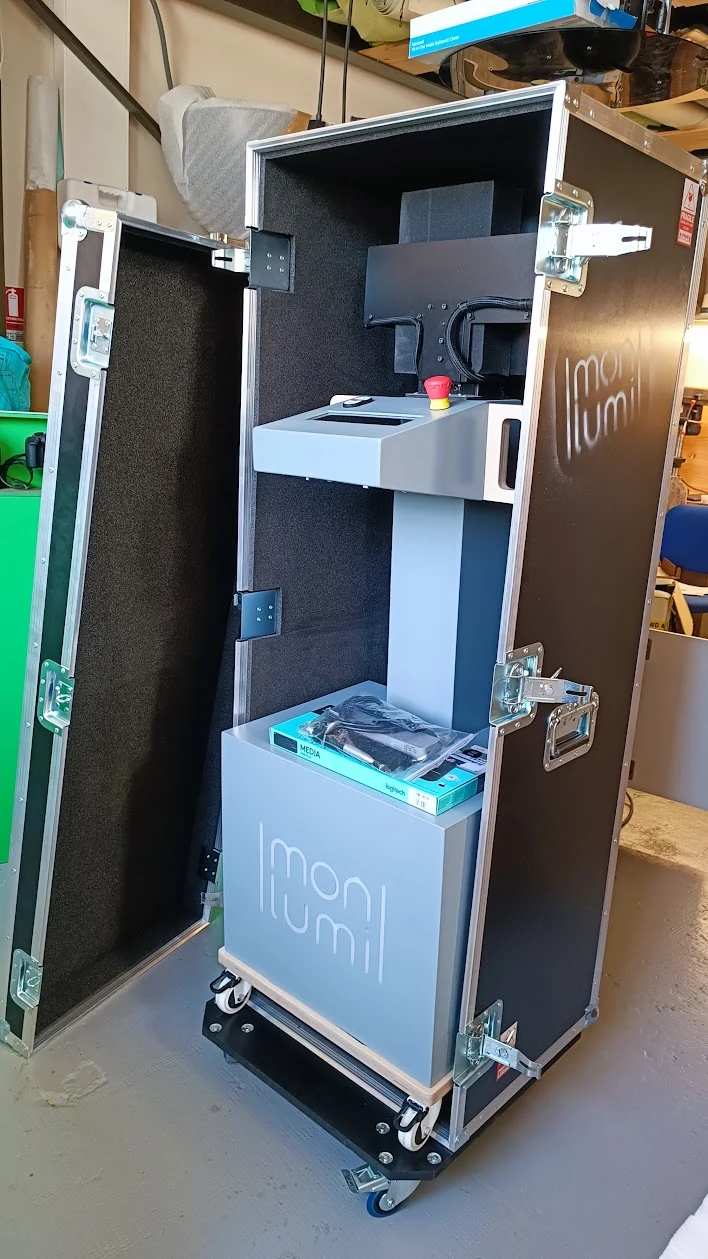 Unité Wally sur roulettes rangée dans un flycase ouvert aux couleurs de Mon Lumi