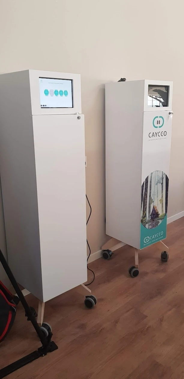 Meuble blanc Jukebox VR sur roulettes, avec écran en partie haute, dans une pièce au parquet