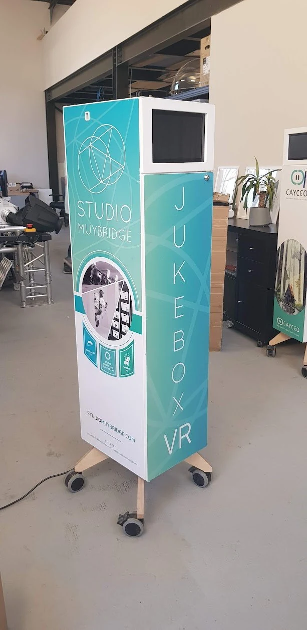 Meuble Jukebox VR à habillage turquoise sur roulettes, avec écran en partie haute