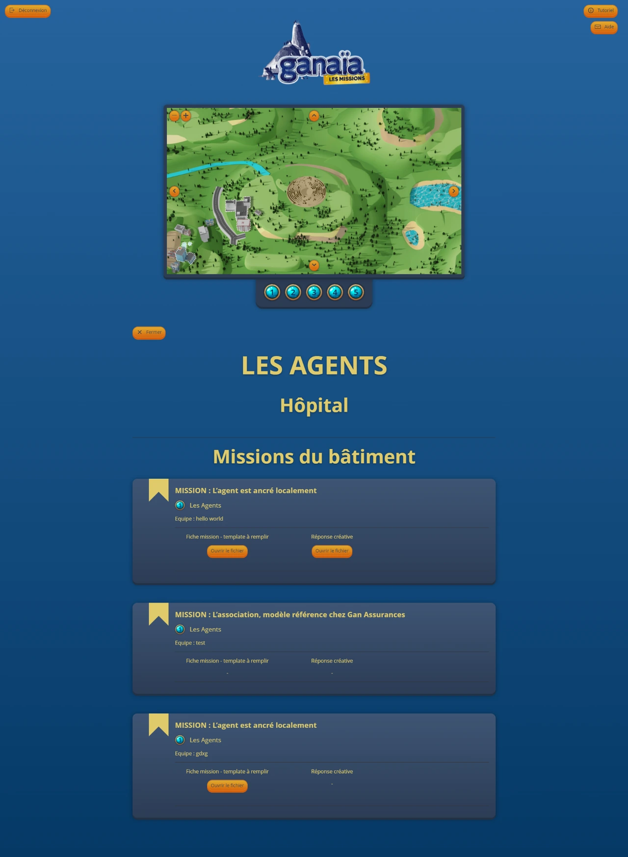 Écran du jeu listant des missions par bâtiment, sous une petite carte de l’île