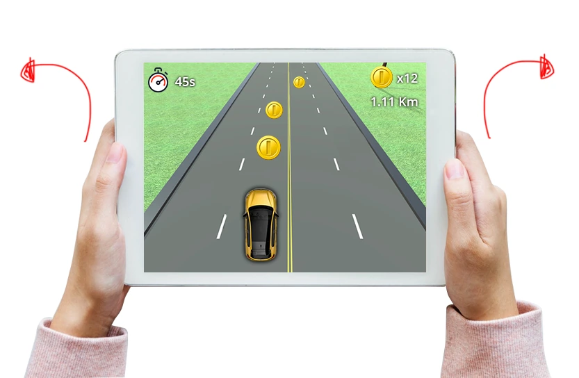 Deux mains tenant une tablette qui affiche un jeu de course vu du dessus, avec des flèches indiquant l’inclinaison