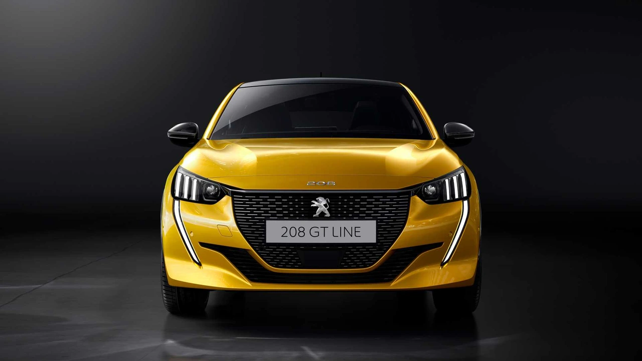 Peugeot 208 jaune de face, avec la mention 208 GT Line sur la plaque, sur fond sombre