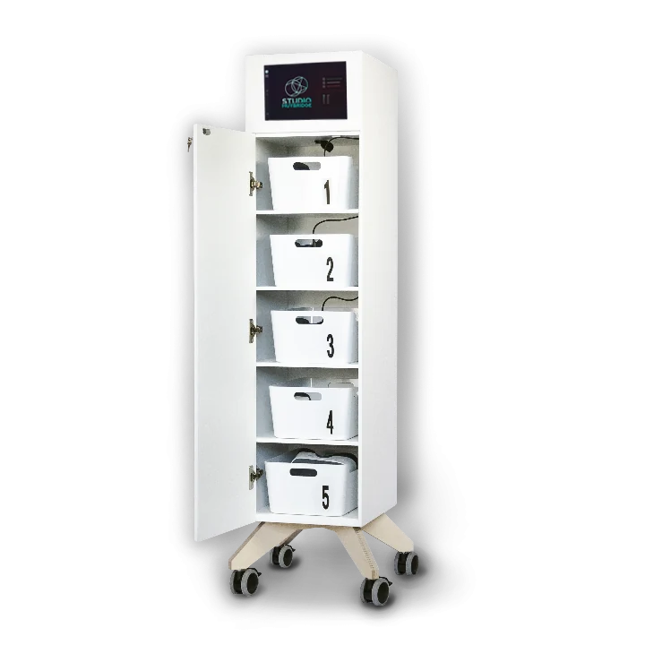 Meuble blanc Jukebox VR à casiers ouverts et numérotés, sur fond noir