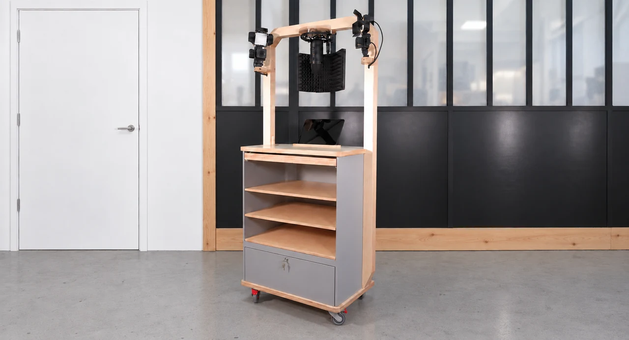 Meuble mobile en bois à étagères et roulettes, surmonté d’un portique à caméras, dans un local lumineux