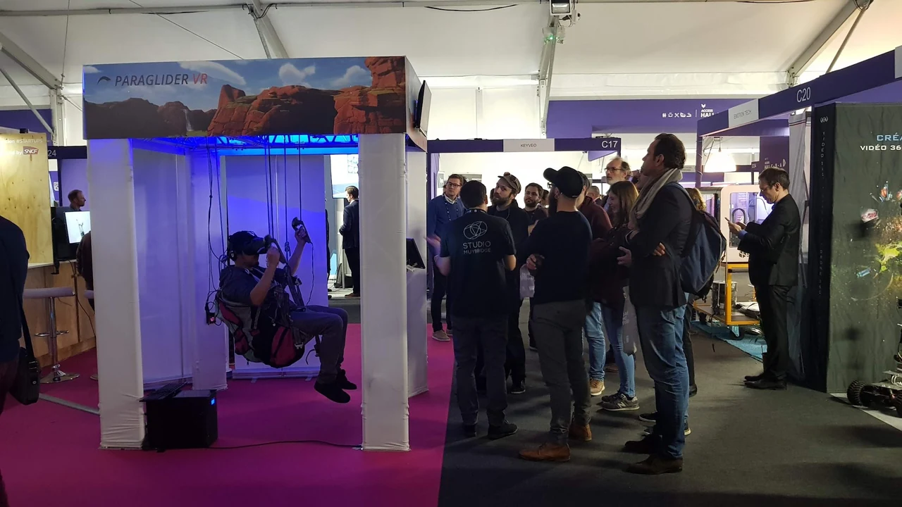 Spectateurs réunis autour du simulateur Paraglider VR, sous un portique blanc, lors d’un événement.
