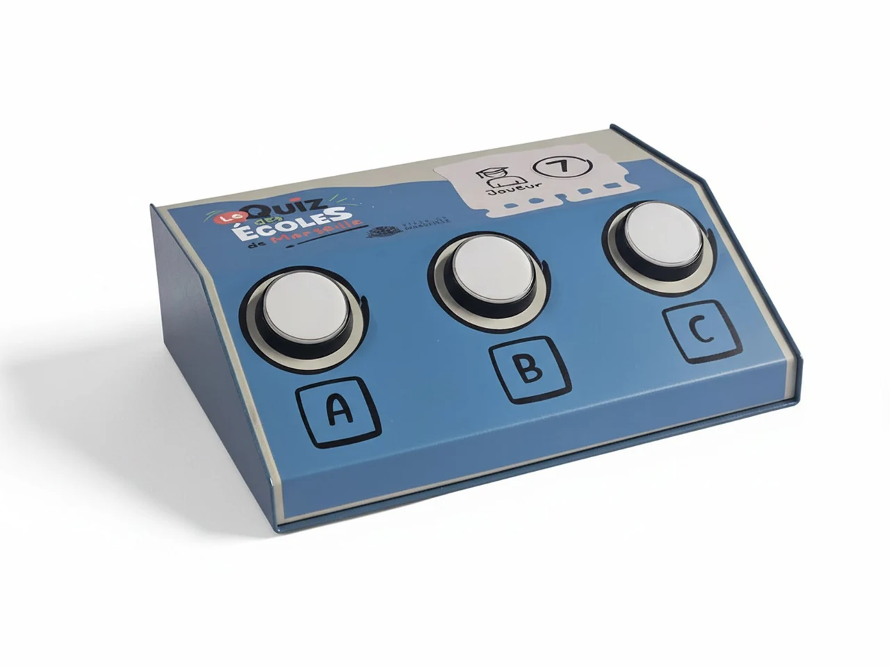 Pupitre bleu à trois buzzers lumineux étiquetés A, B et C, sur fond blanc