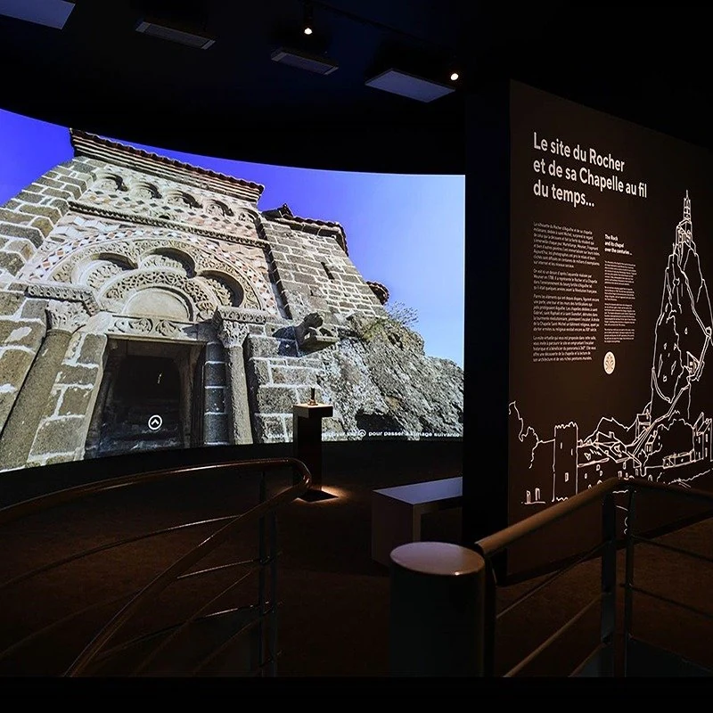 Projection de l’entrée de la chapelle dans l’espace de visite numérique.