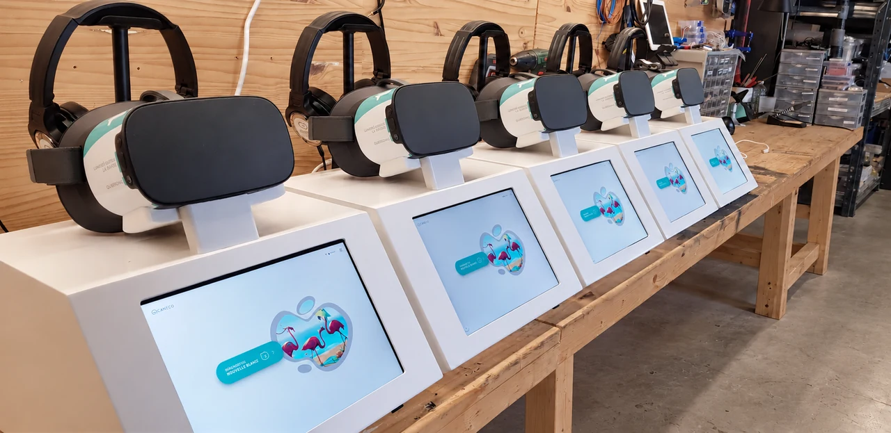 Cinq showcases blancs alignés sur une table en bois, chacun surmonté d’un casque VR