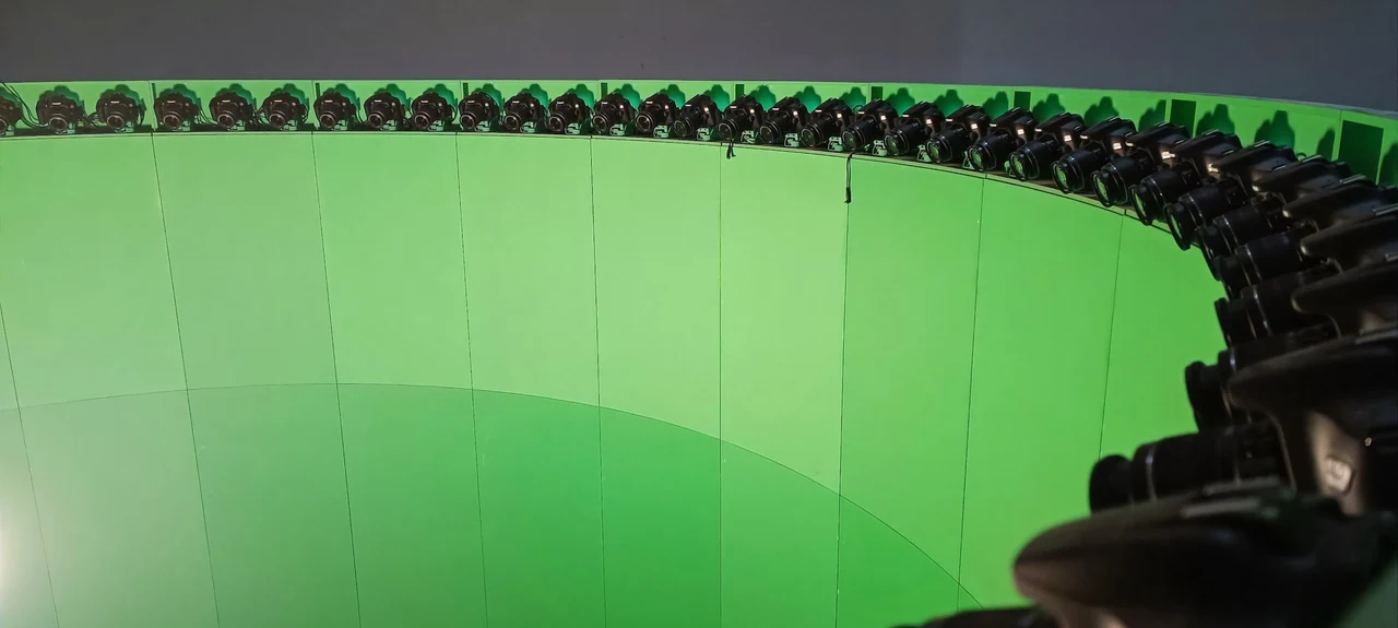 Intérieur du mur courbe à fond vert, avec la couronne d’appareils en partie haute