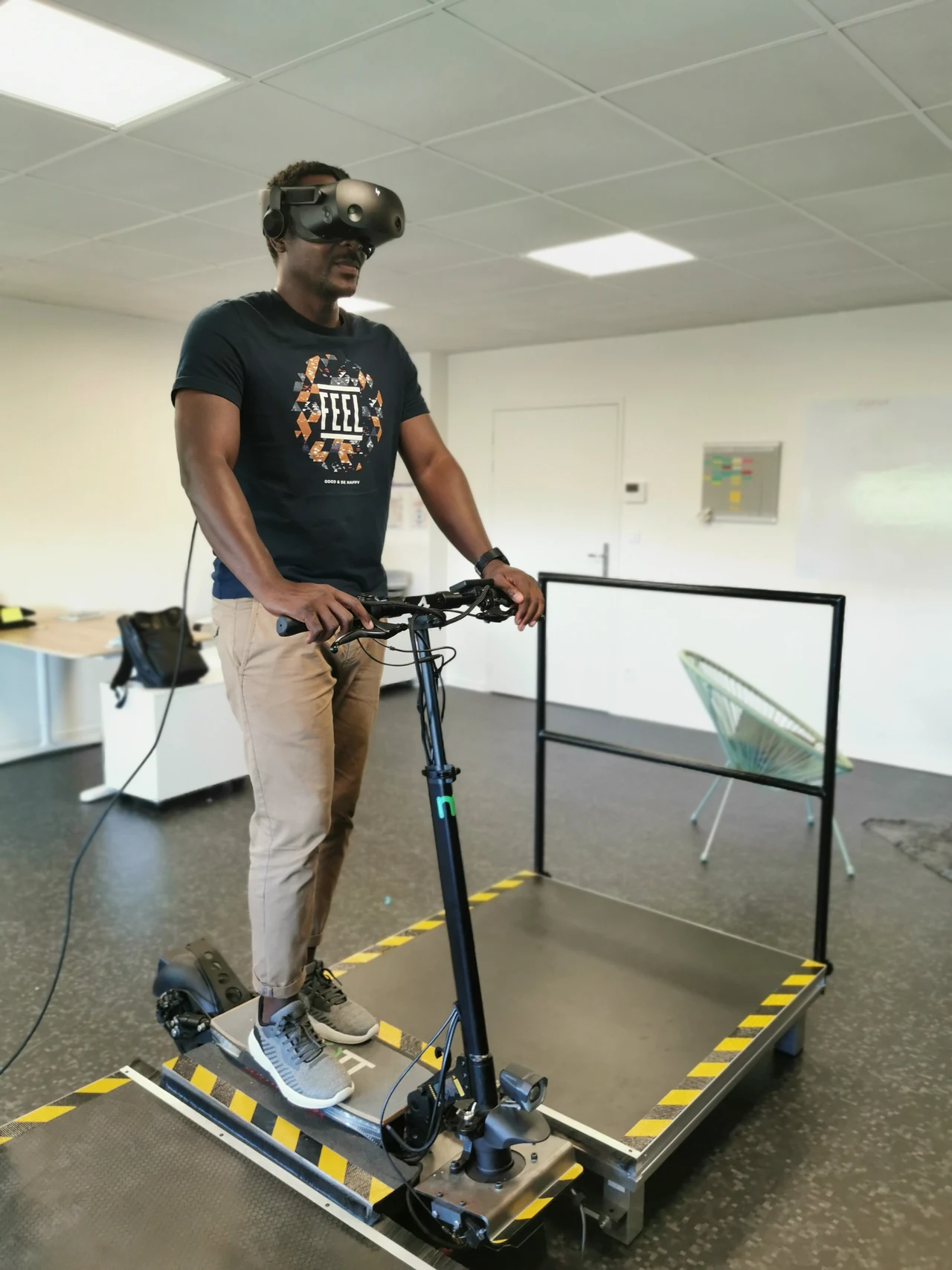 Utilisateur équipé d’un casque VR sur le simulateur de trottinette VTrott